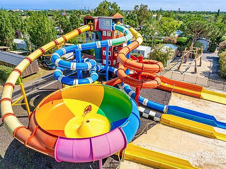 Toboganes acuáticos gigantes multicolores y embudo en el camping CAPFUN Hermitage en SERIGNAN (34).