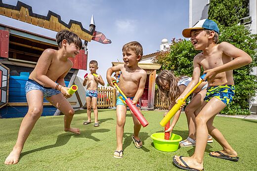 Niños disfrutando juegos de agua en camping CAPFUN Hermitage en SERIGNAN (34).