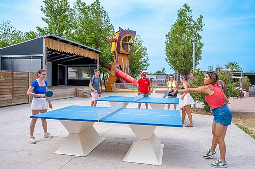 Mesas de ping-pong exteriores y zona de juegos en el camping CAPFUN Hermitage en SERIGNAN (34).