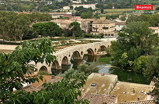 Puente Viejo histórico sobre el río Orb en Béziers, Occitania, para visitar.