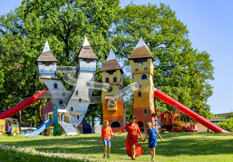 Juego Carabouille - Gran parque infantil castillo con toboganes y familia en el camping CAPFUN Hirondelle en Oteppe.