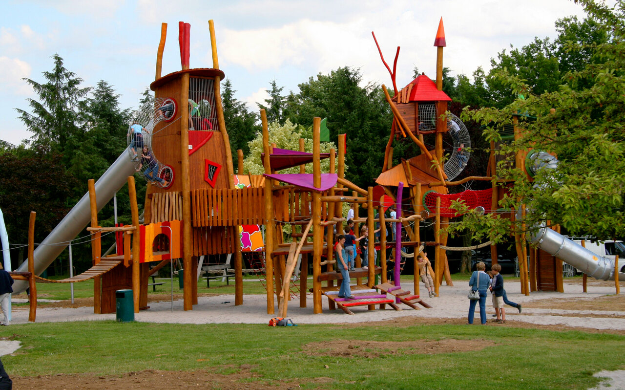 Parque infantil de madera, toboganes, torres de escalada en CAPFUN Hirondelle en Oteppe.