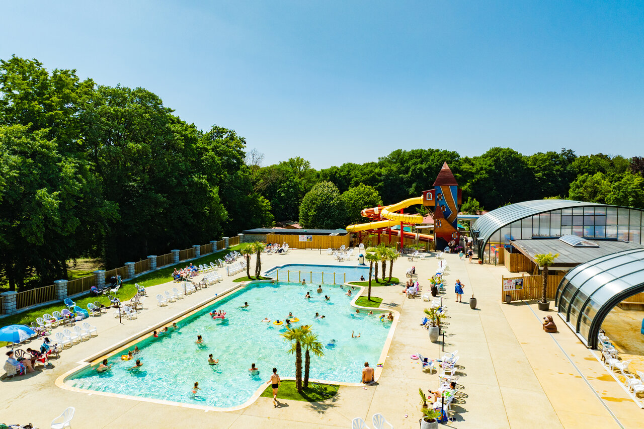 Piscina exterior, toboganes y �rea de juegos en el camping CAPFUN Hirondelle en Oteppe.