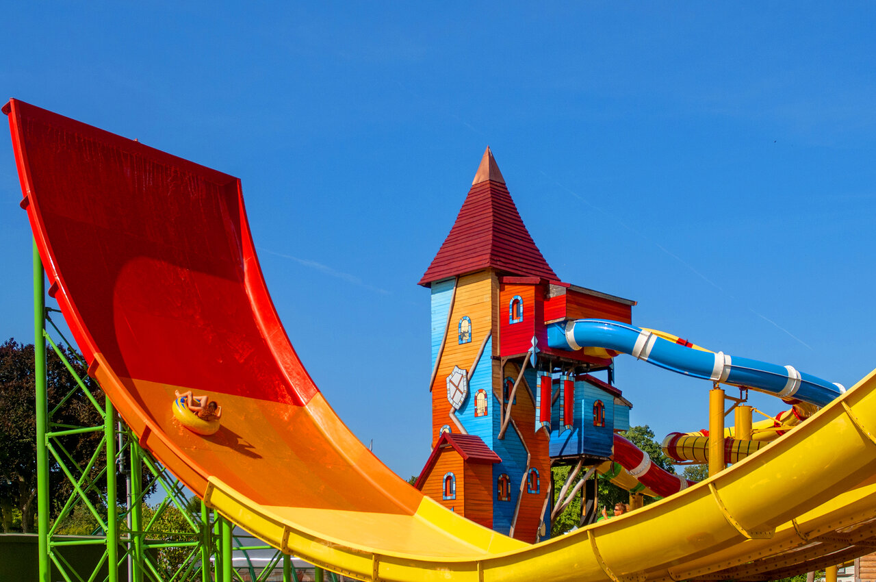 Tobog�n acu�tico gigante y torre de juegos en el camping CAPFUN Hirondelle en Oteppe.