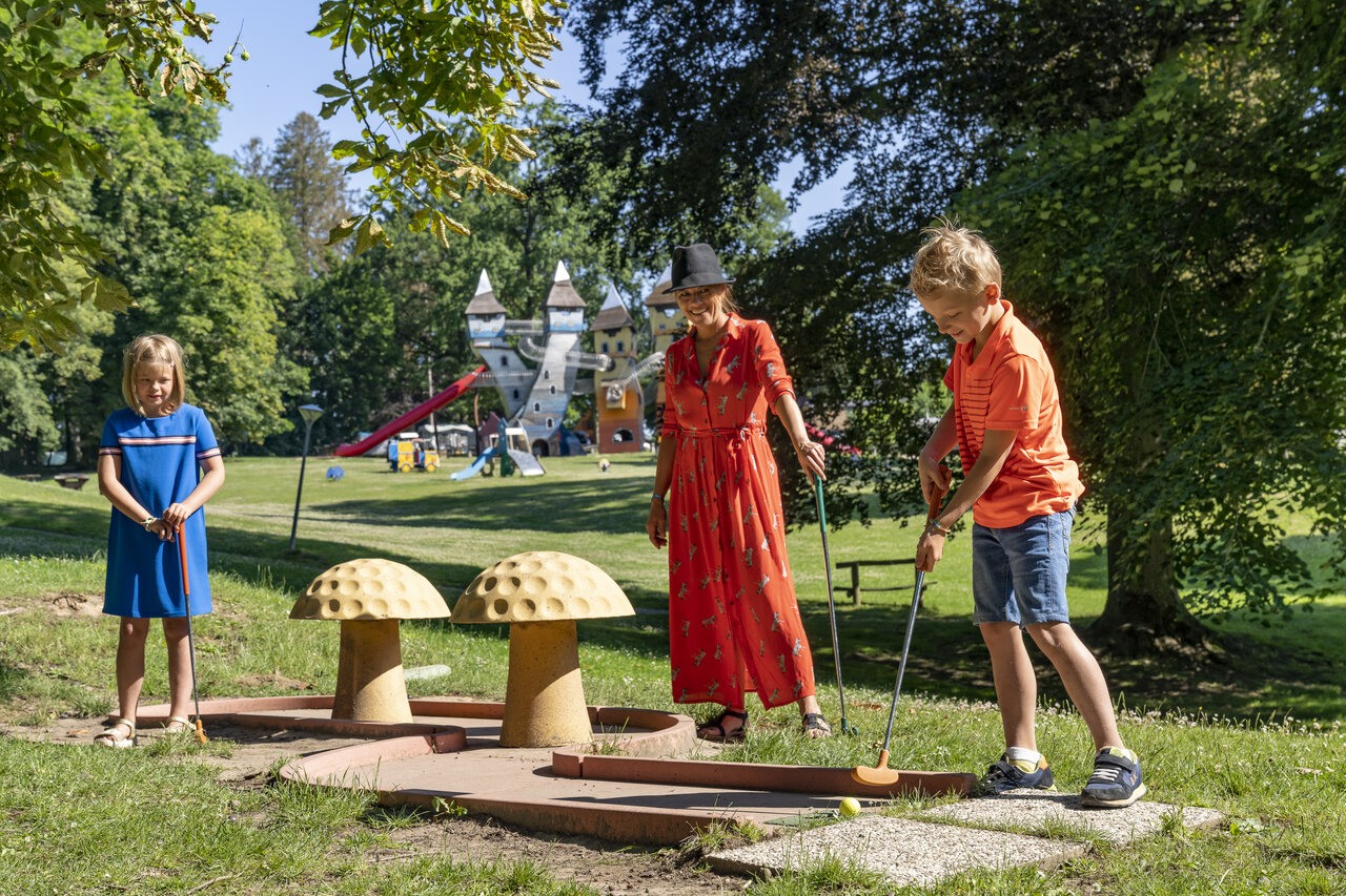 Minigolf familiar y parque infantil castillo en el camping CAPFUN Hirondelle en Oteppe.