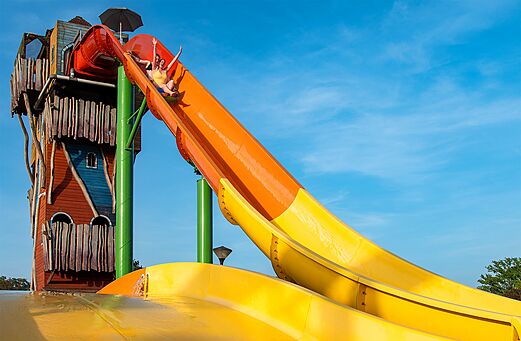 Tobog�n acu�tico gigante con veraneantes en el camping CAPFUN Hirondelle en Oteppe.