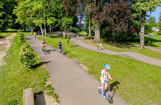 Pista de bicicletas y patinetes en el camping CAPFUN Hirondelle en Oteppe.