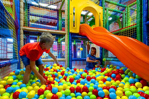 Ni�os jugando en piscina de bolas colorida con tobog�n en camping CAPFUN Hirondelle en Oteppe.