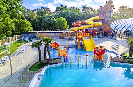Piscina exterior con toboganes gigantes y juegos acu�ticos en el camping CAPFUN Hirondelle en Oteppe.