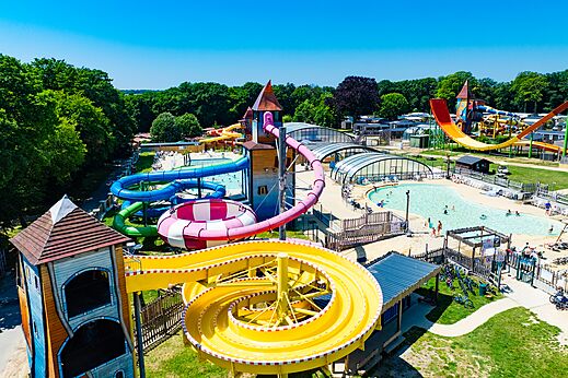 Toboganes acu�ticos coloridos y piscinas exteriores en el camping CAPFUN Hirondelle en Oteppe.