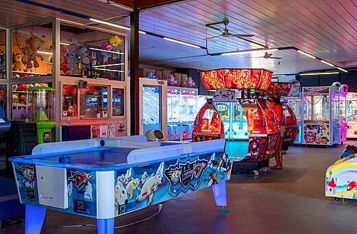 Mesa de air hockey y m�quinas recreativas en el camping CAPFUN Hirondelle en Oteppe