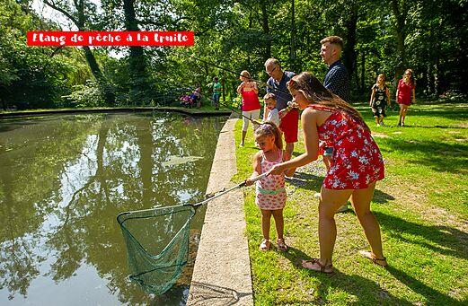 Estanque de pesca de truchas con familias y ni�os en el camping CAPFUN Hirondelle en Oteppe.