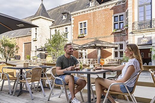 Animada terraza del Castillo de Oteppe, lugar hist�rico cerca del camping.