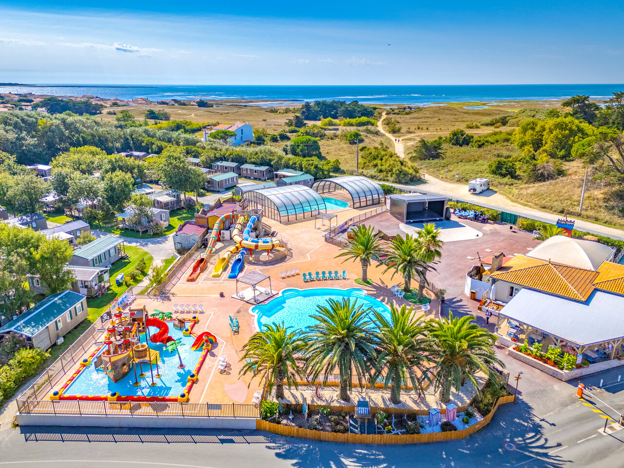 Vista a�rea del parque acu�tico, piscinas, toboganes y mobil-homes en el camping CAPFUN Huttes en Saint-Denis d'Ol�ron (17).