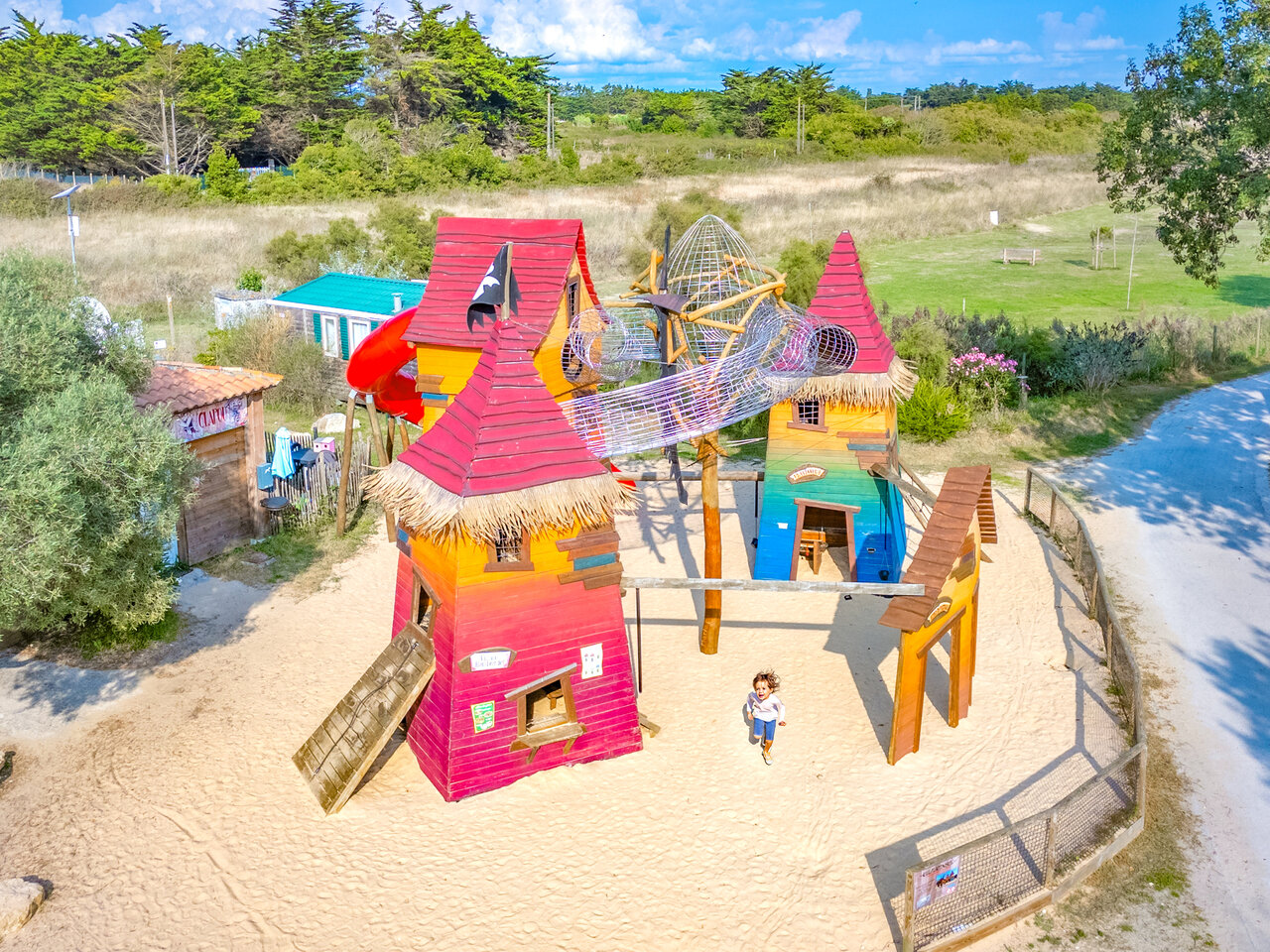 Parque infantil colorido con toboganes en CAPFUN Huttes, Saint-Denis d'Ol�ron.