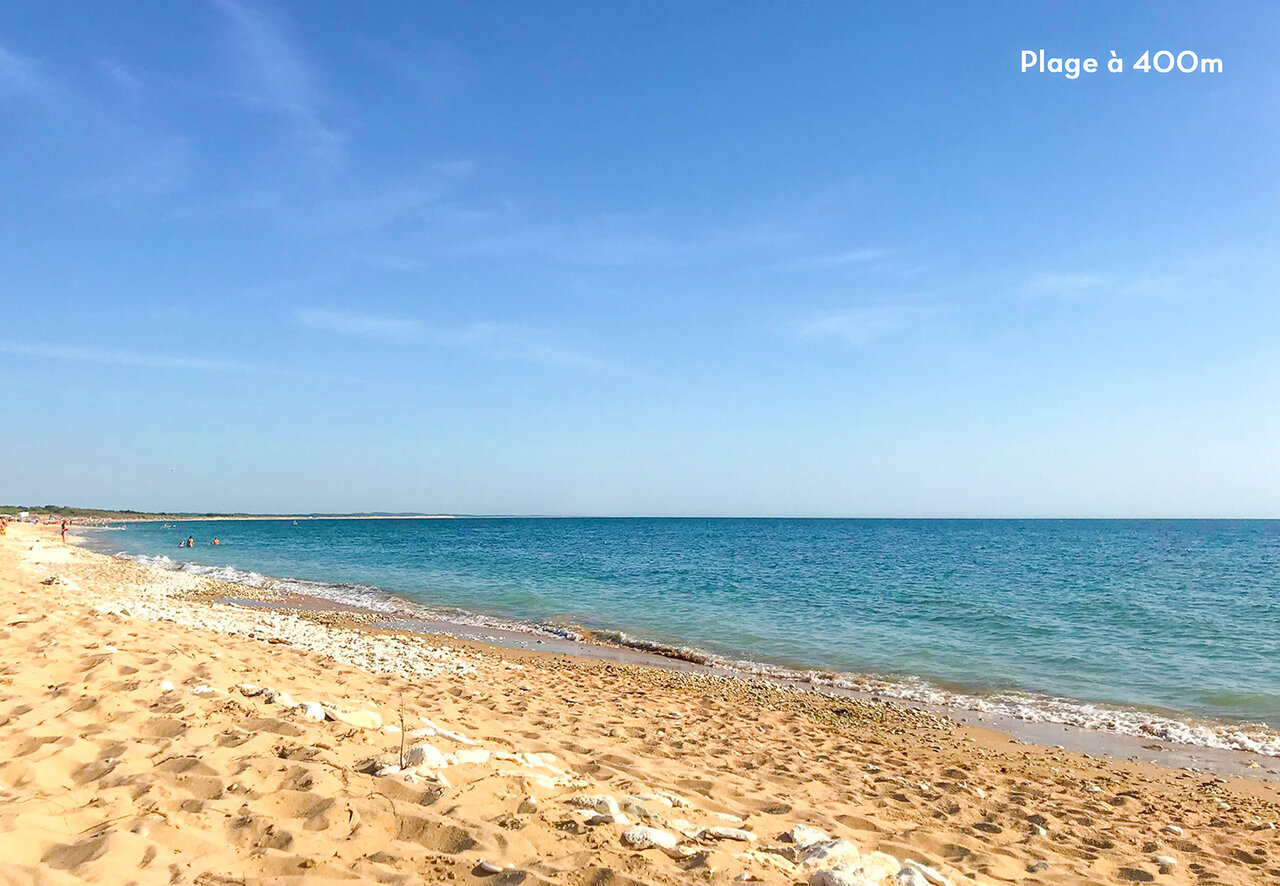 Playa de arena fina y mar turquesa a 400m del camping CAPFUN Huttes en Saint-Denis d'Ol�ron (17).