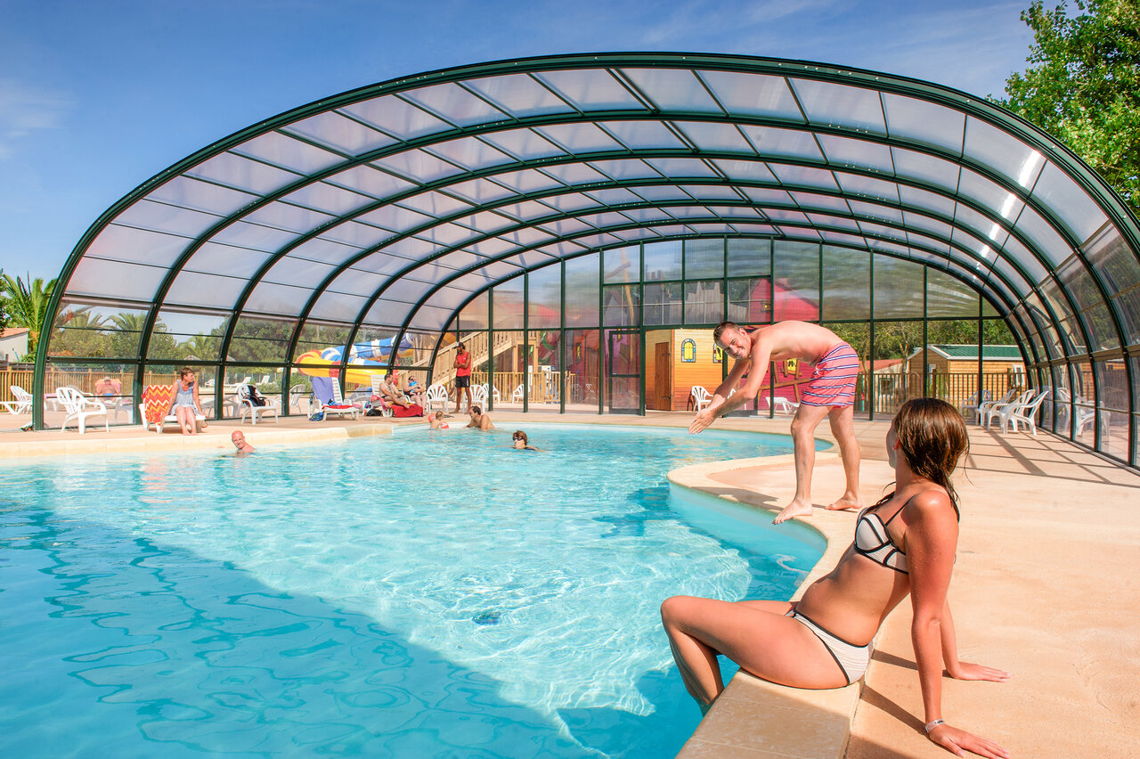 Piscina cubierta con ba�istas y toboganes en el camping CAPFUN Huttes en Saint-Denis d'Ol�ron (17).