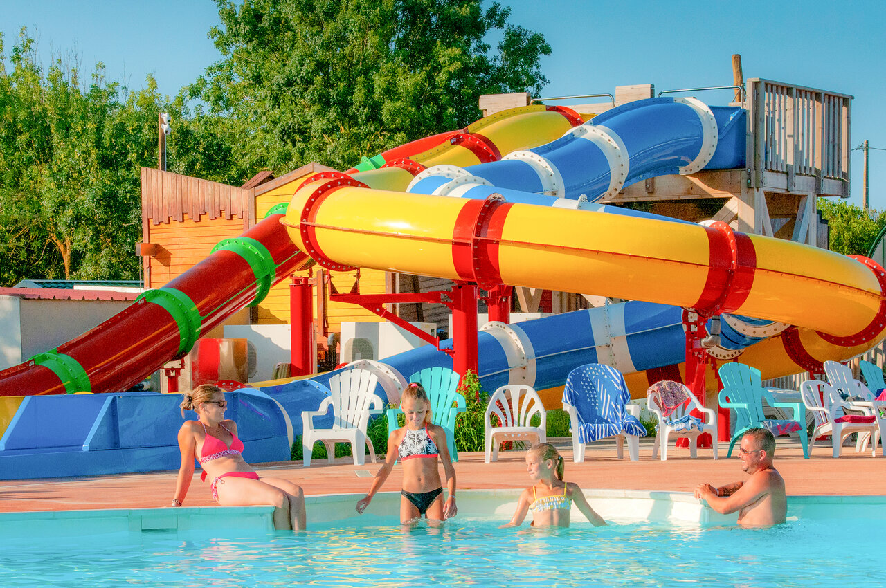 Toboganes acu�ticos coloridos y piscina exterior en el camping CAPFUN Huttes en Saint-Denis d'Ol�ron (17).