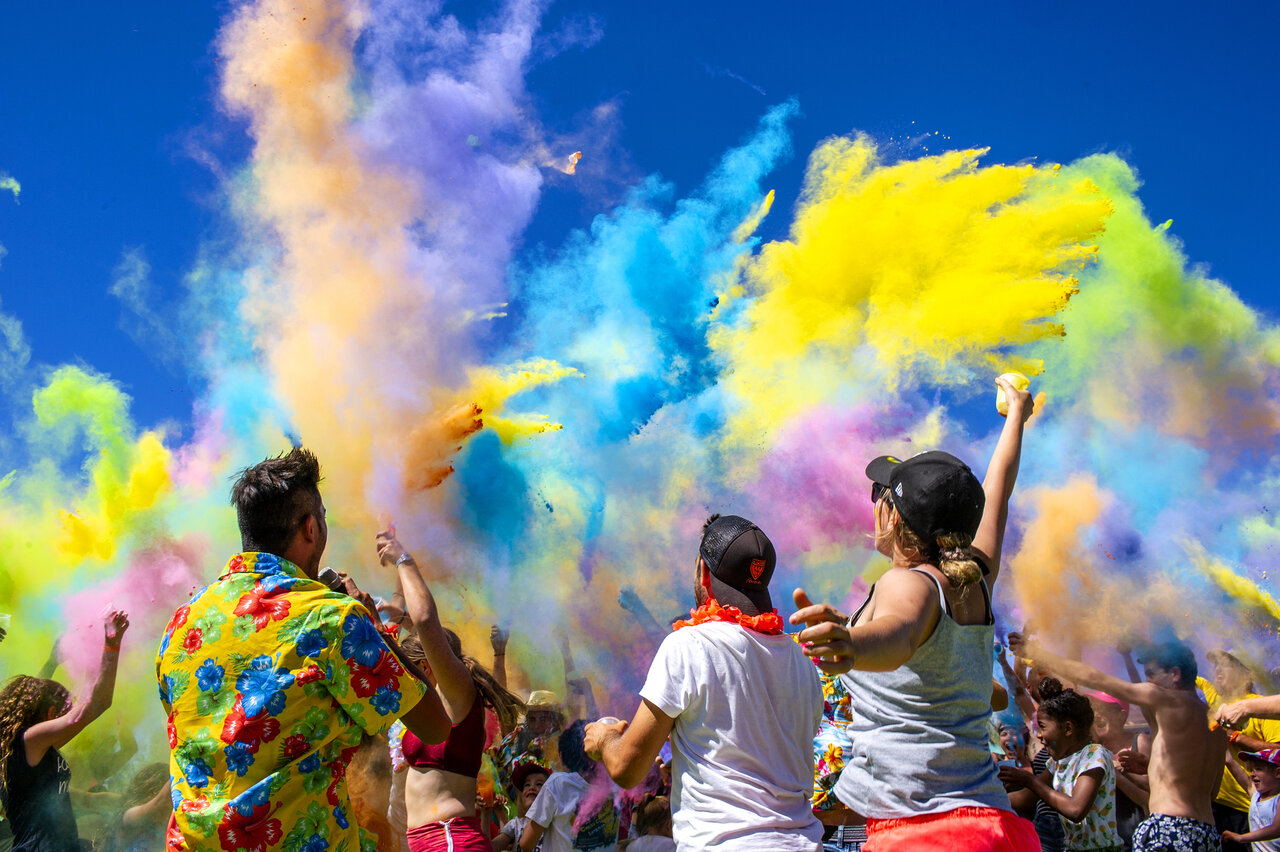 Animaci�n festiva polvo Holi colorido en el camping CAPFUN Huttes en Saint-Denis d'Ol�ron (17).