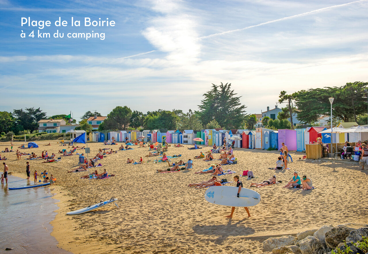 Playa de la Boirie, arena fina, cabinas coloridas, lugar para visitar cerca del camping.