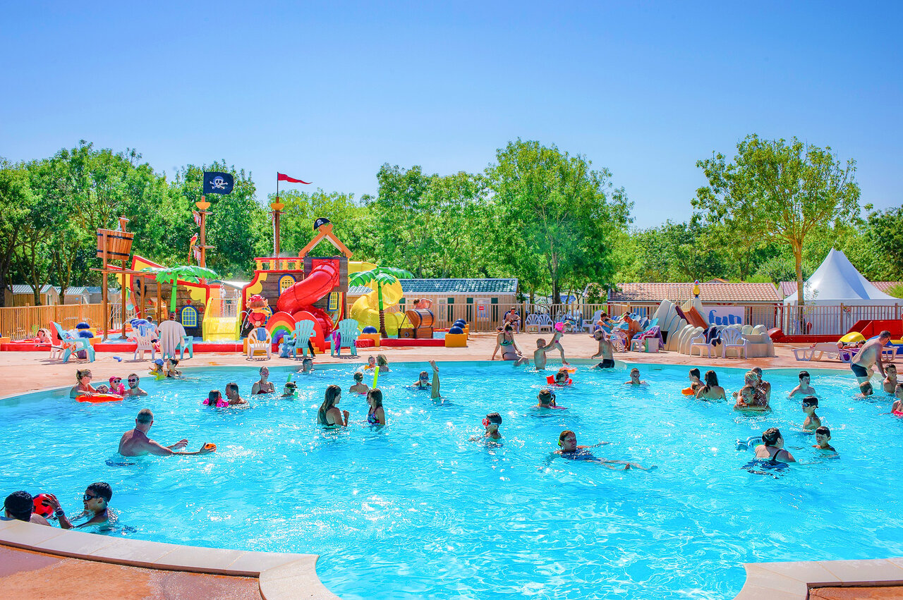 Gran piscina exterior con barco pirata y toboganes en el camping CAPFUN Huttes en Saint-Denis d'Ol�ron (17).