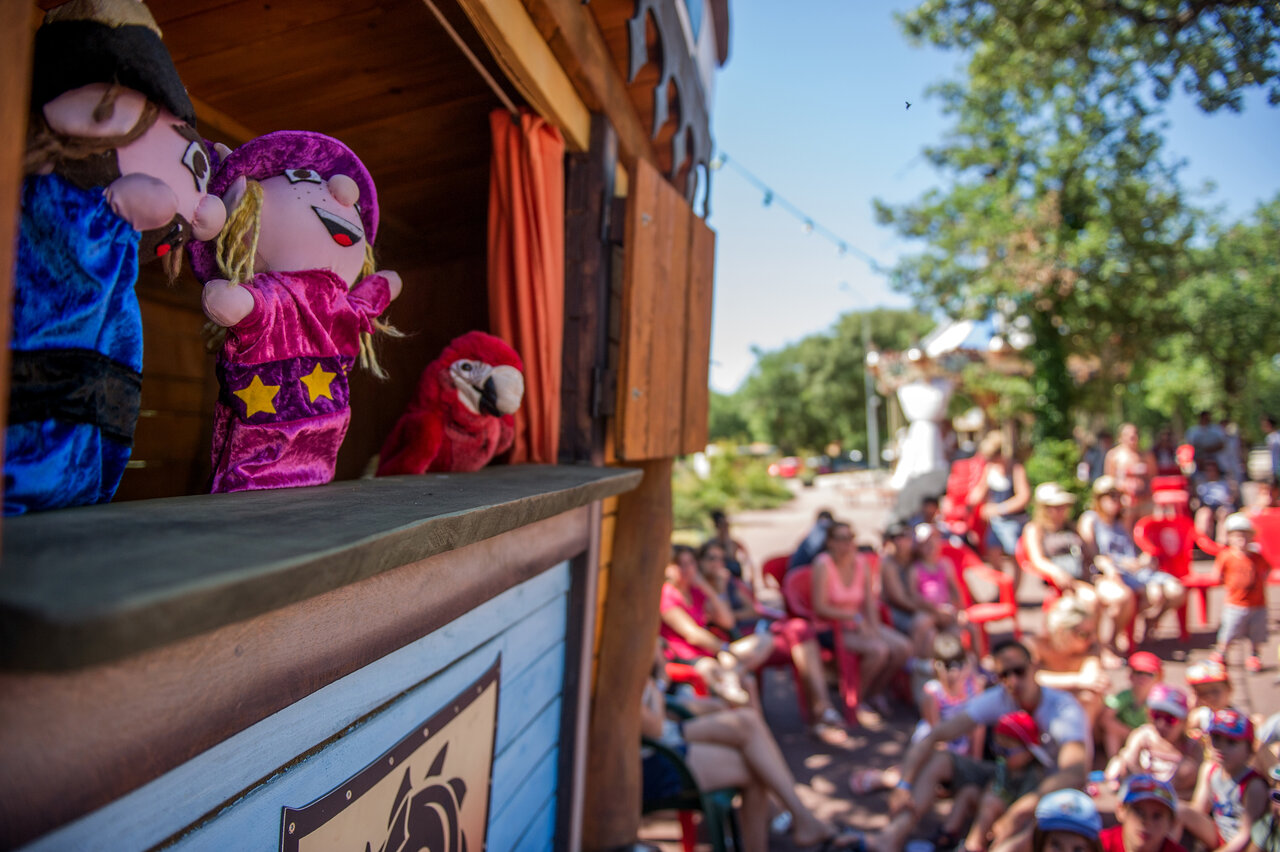 Espect�culo de marionetas al aire libre con p�blico en el camping CAPFUN Huttes en Saint-Denis d'Ol�ron.