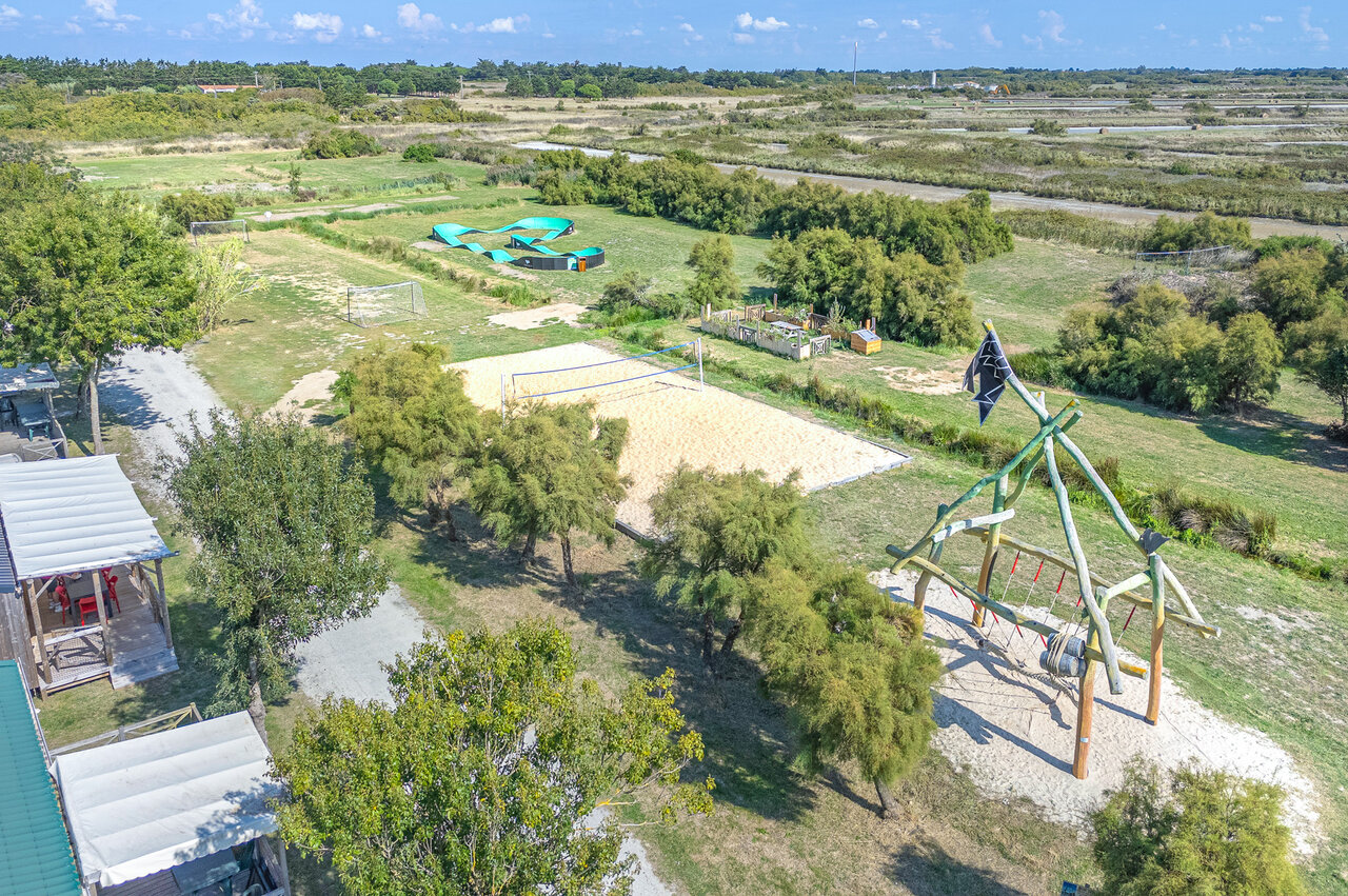 Pista de voleibol, pump track y zona de juegos en el camping CAPFUN Huttes en Saint-Denis d'Ol�ron.