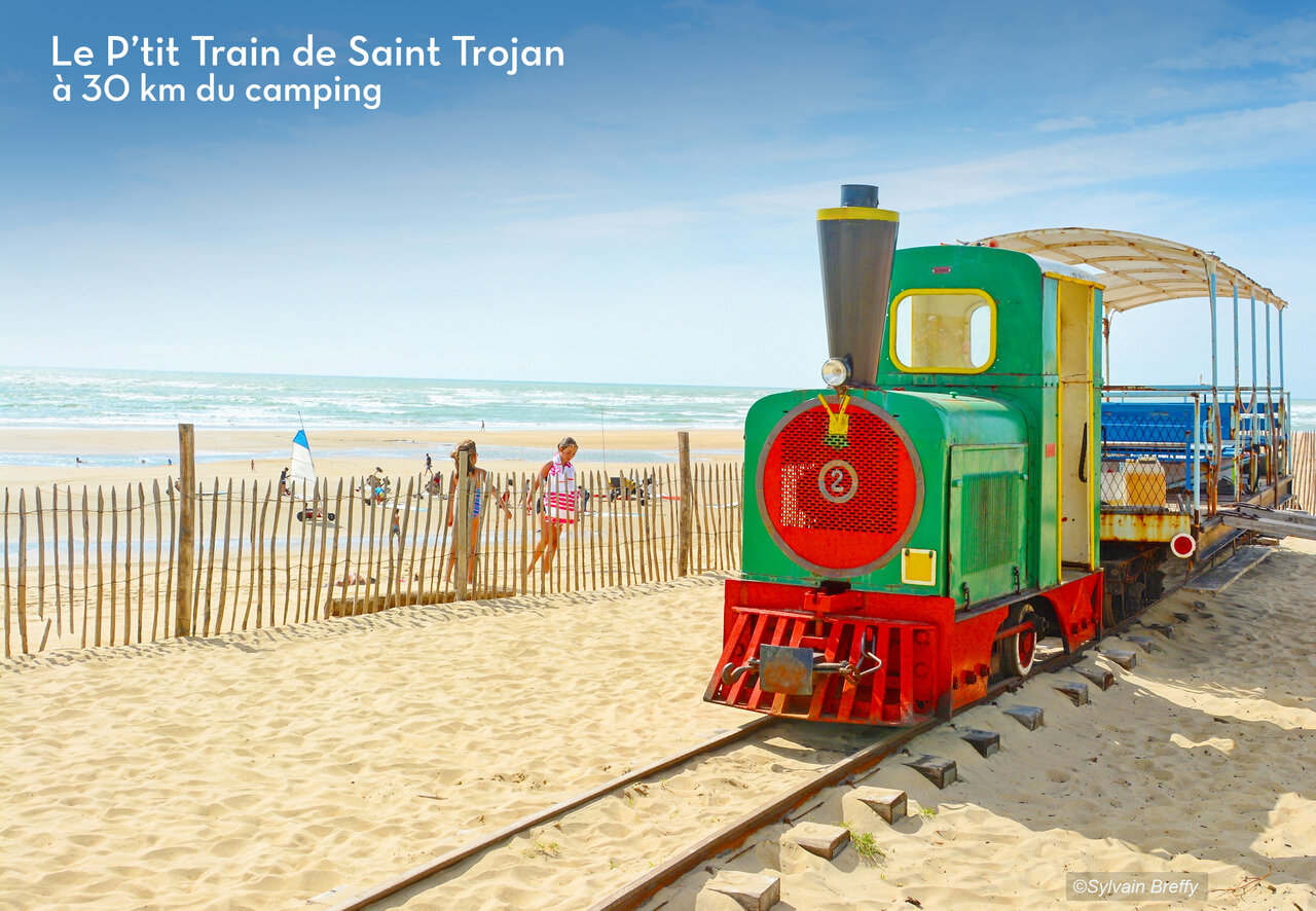 Peque�o tren tur�stico de Saint-Trojan-les-Bains en la playa de Ol�ron.