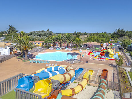 Toboganes acu�ticos coloridos y piscina exterior en el camping CAPFUN Huttes en Saint-Denis d'Ol�ron.