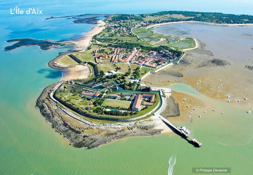 Isla de Aix, vista a�rea del pueblo fortificado y playas en Charente-Maritime.