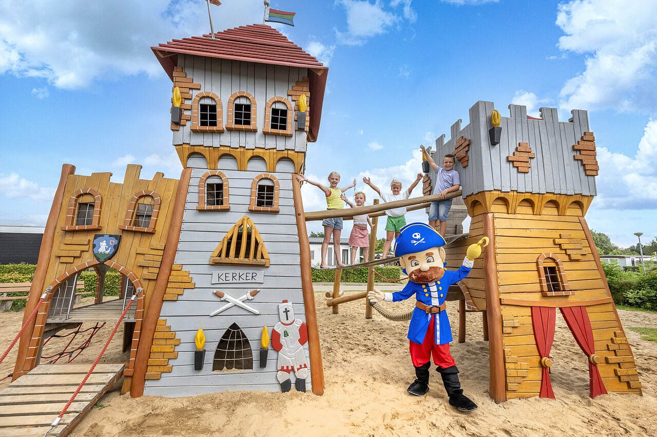 Parque infantil castillo, ni�os y mascota pirata en el camping CAPFUN IJsselstrand en Doesburg.