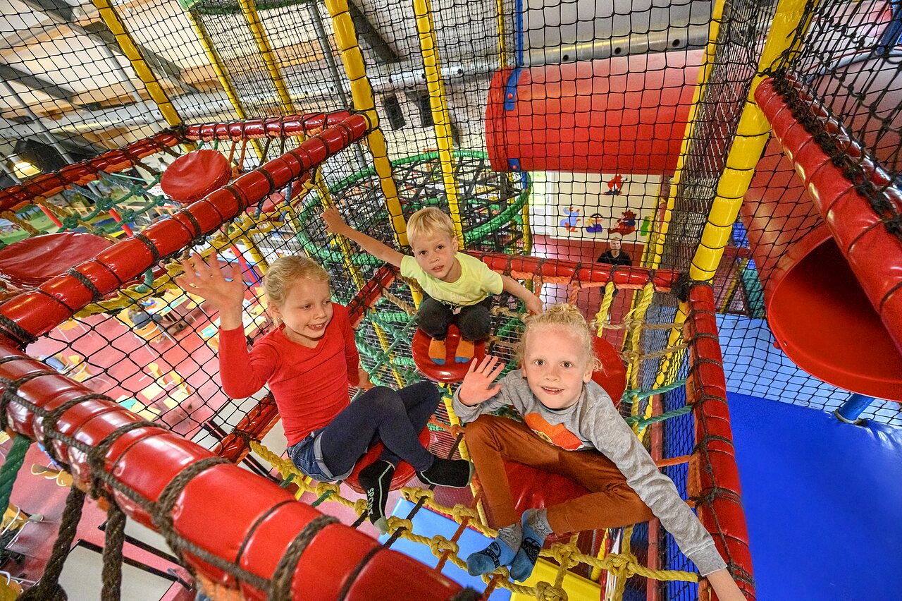 Ni�os divirti�ndose en el �rea de juegos interior en el camping CAPFUN IJsselstrand en Doesburg.