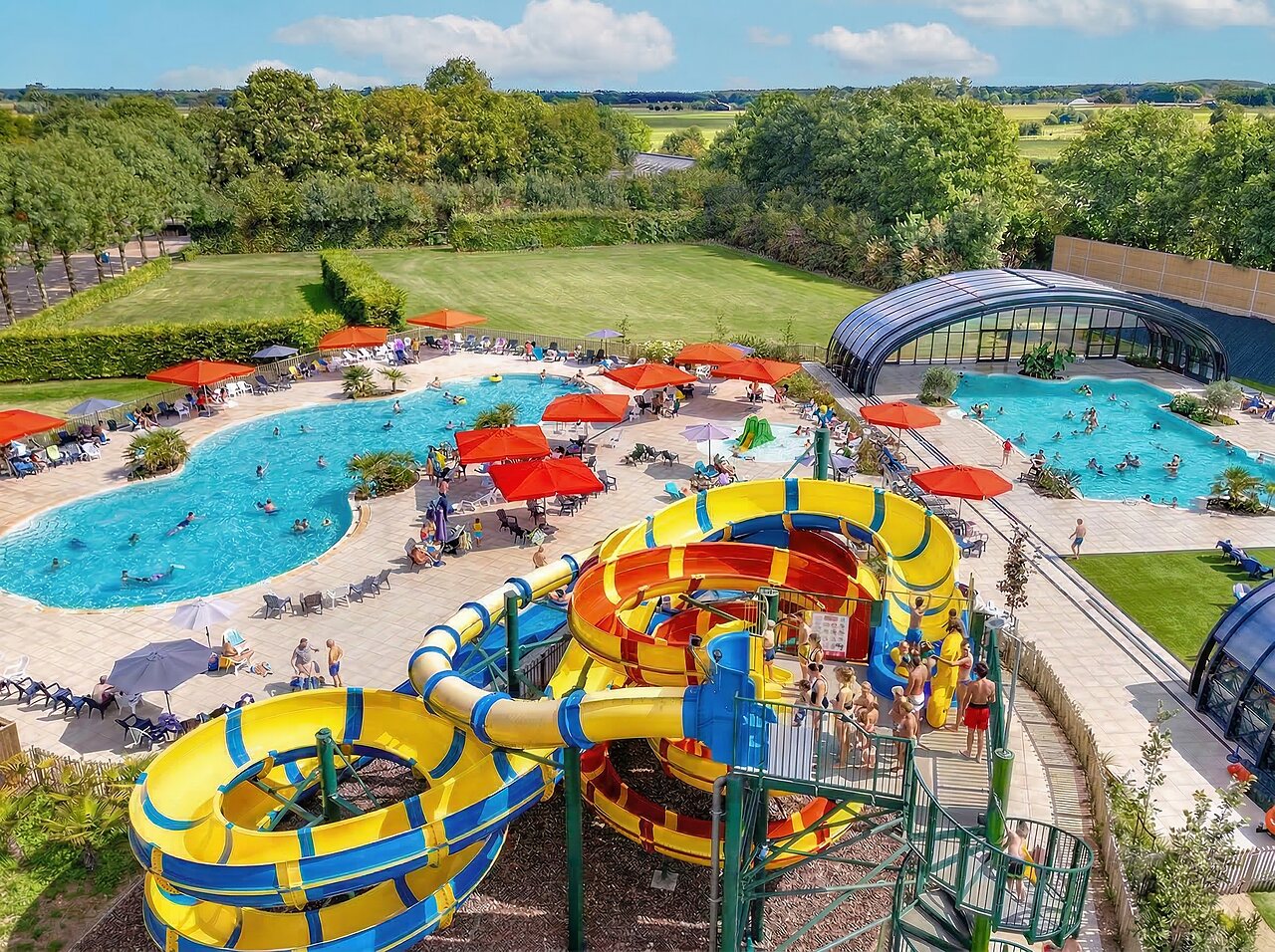 Toboganes acu�ticos gigantes y piscinas exteriores/cubiertas en el camping CAPFUN IJsselstrand en Doesburg.