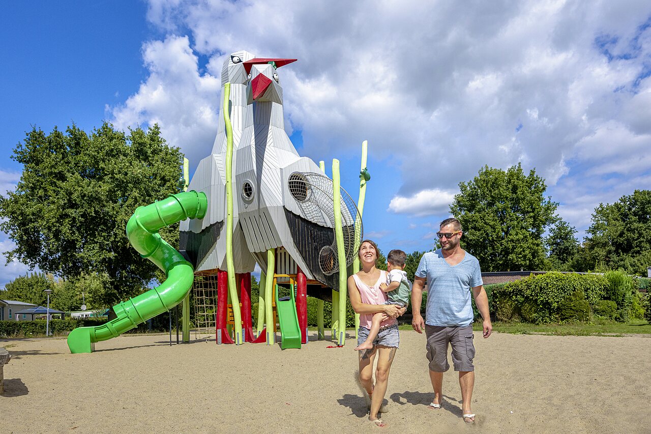 Gran parque infantil cig�e�a, toboganes, familia en el camping CAPFUN IJsselstrand en Doesburg.