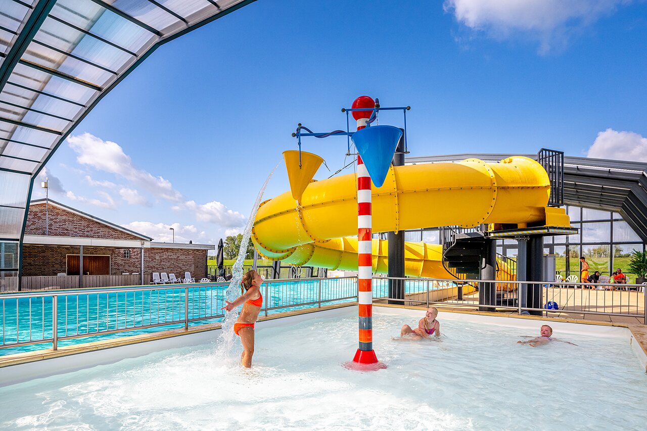 Piscina exterior, tobog�n gigante, juegos acu�ticos en CAPFUN IJsselstrand en Doesburg.