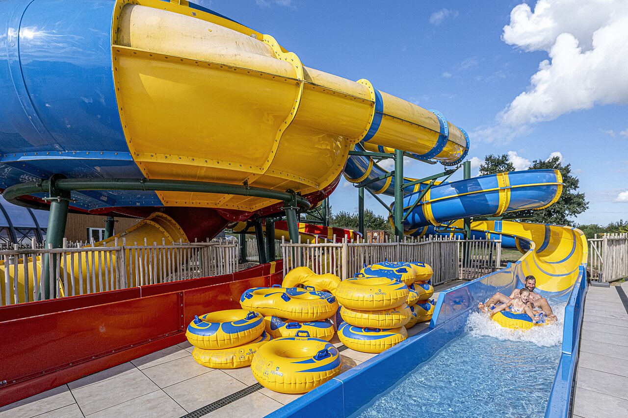 Toboganes acu�ticos gigantes y personas en flotadores en el camping CAPFUN IJsselstrand en Doesburg.