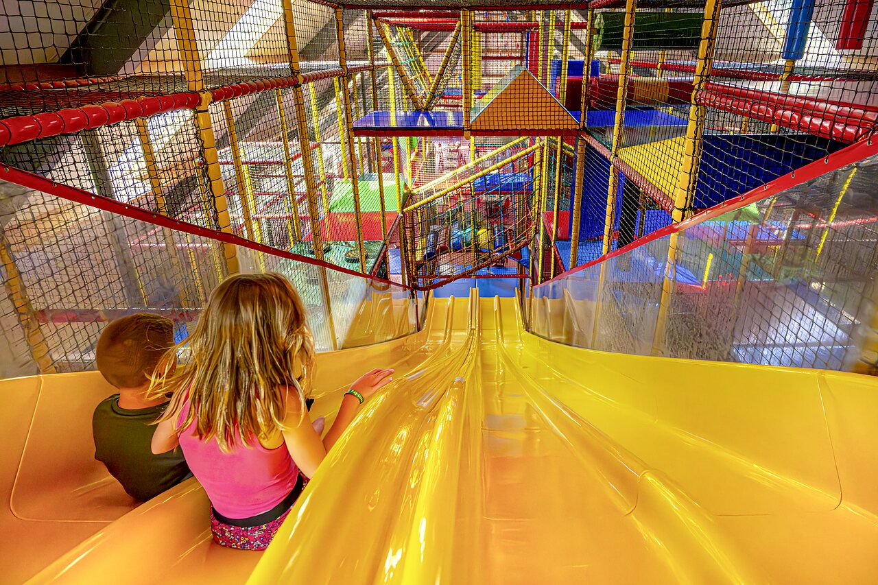 Tobog�n y parque infantil interior gigante para ni�os en CAPFUN IJsselstrand Doesburg.