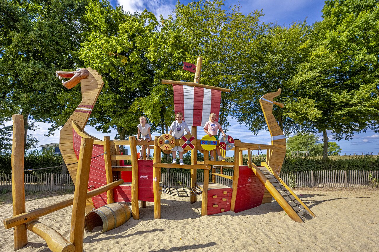 Parque infantil barco vikingo de madera para ni�os en el camping CAPFUN IJsselstrand en Doesburg