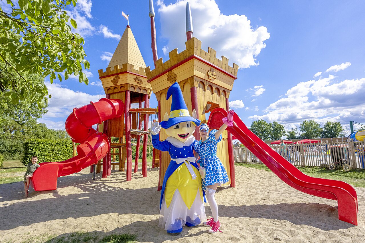 Parque infantil castillo, toboganes rojos y mascotas en CAPFUN IJsselstrand, Doesburg.