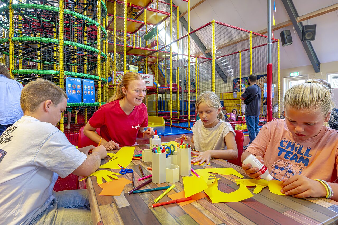 Ni�os creativos y parque infantil cubierto en el camping CAPFUN IJsselstrand en Doesburg.