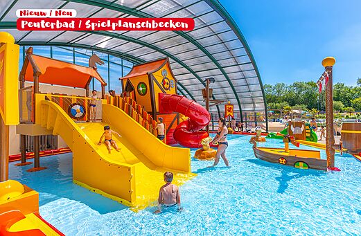 Piscina infantil cubierta con toboganes y juegos acuáticos en el camping CAPFUN IJsselstrand en Doesburg.