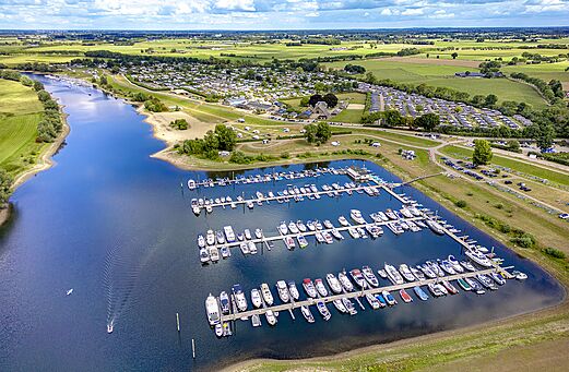 Vista a�rea del puerto deportivo y del camping CAPFUN IJsselstrand en Doesburg.