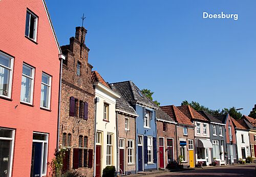 Casas tradicionales coloridas a lo largo de una calle histórica en Doesburg, Países Bajos.