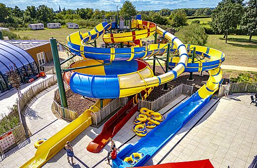 Toboganes acuáticos gigantes y piscina exterior en camping CAPFUN IJsselstrand Doesburg.