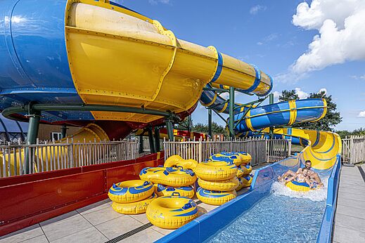 Tobogán acuático gigante y flotadores en el camping CAPFUN IJsselstrand en Doesburg.
