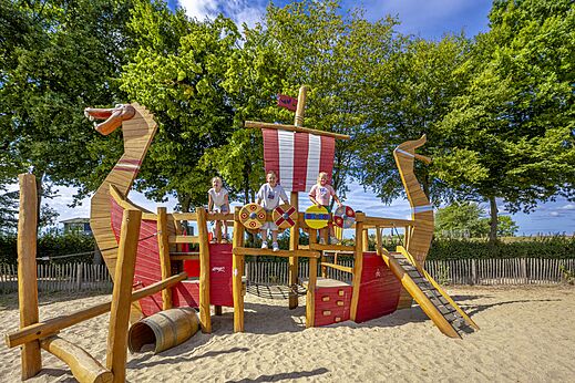 Zona de juegos barco vikingo con niños en el camping CAPFUN IJsselstrand en Doesburg.