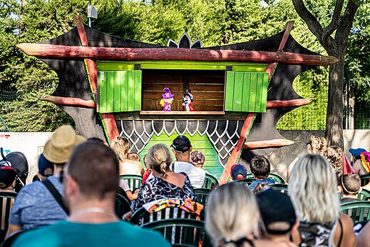 Espectáculo de marionetas para niños en escenario exterior en el camping CAPFUN IJsselstrand en Doesburg.