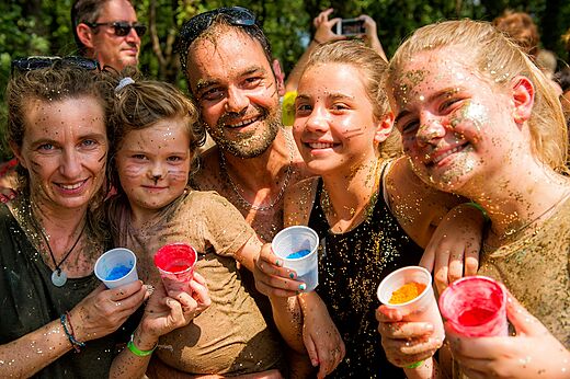 Familia sonriente con purpurina en animación del camping CAPFUN IJsselstrand.