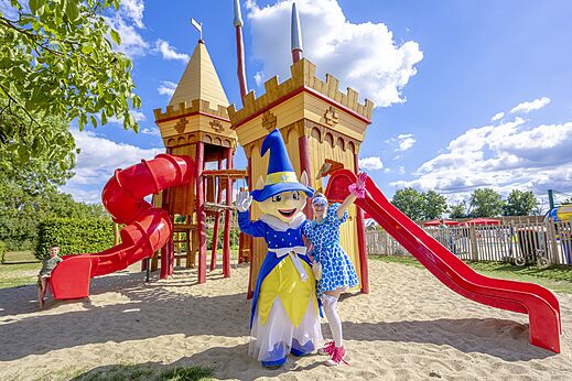 Zona de juegos castillo con toboganes y mascotas en camping CAPFUN IJsselstrand en Doesburg.