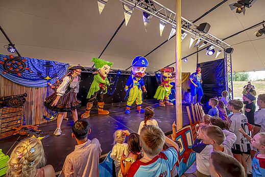 Espect�culo de animaci�n infantil con mascotas piratas en el escenario del camping CAPFUN IJsselstrand en Doesburg.